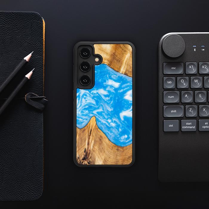 Samsung Galaxy S24 Handyhülle aus Harz und Holz - Synergy#A26