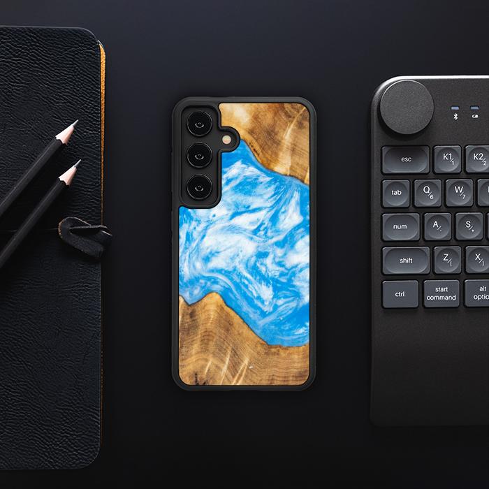 Samsung Galaxy S24 Handyhülle aus Harz und Holz - Synergy#A28