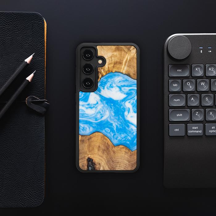 Samsung Galaxy S24 Handyhülle aus Harz und Holz - Synergy#A31