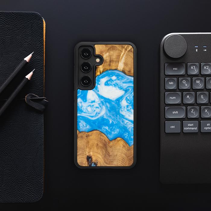 Samsung Galaxy S24 Handyhülle aus Harz und Holz - Synergy#A32