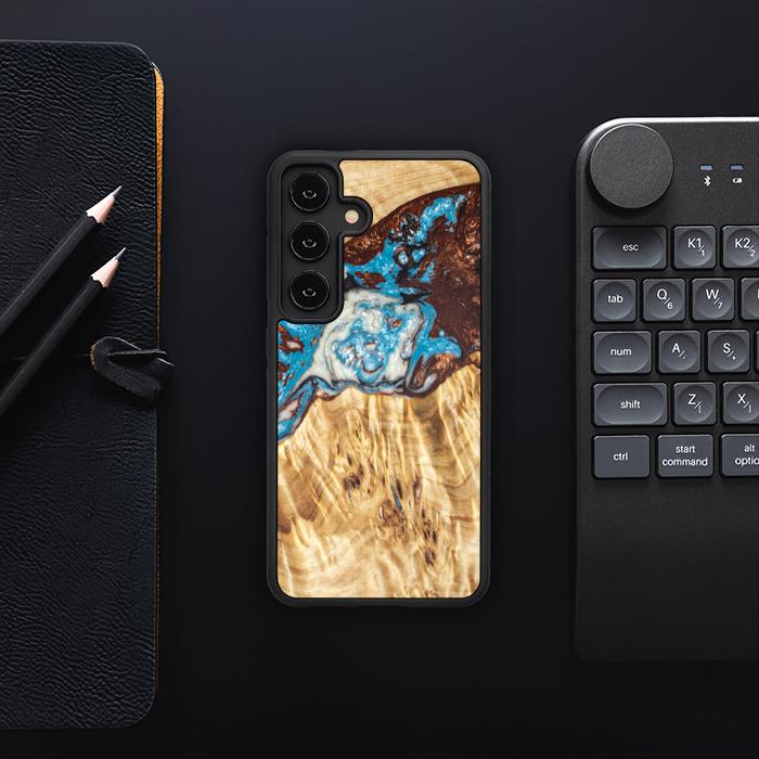 Samsung Galaxy S24 Handyhülle aus Harz und Holz - Synergy#B12