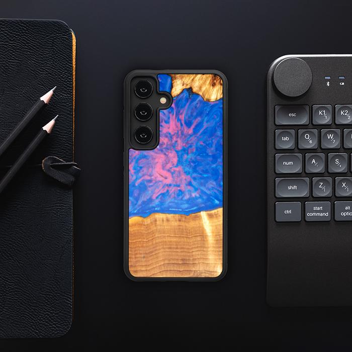 Samsung Galaxy S24 Handyhülle aus Harz und Holz - Synergy#B29