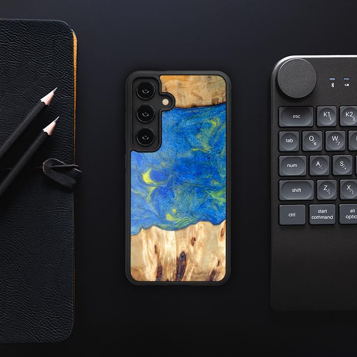 Samsung Galaxy S24 Handyhülle aus Harz und Holz - Synergy#D131