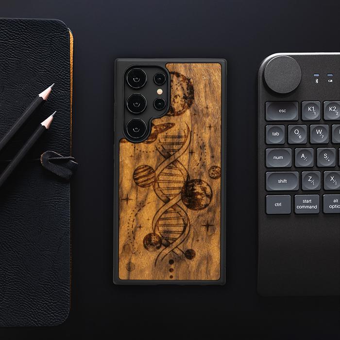 Samsung Galaxy S24 Ultra Handyhülle aus Holz - Space DNA (Imbuia)