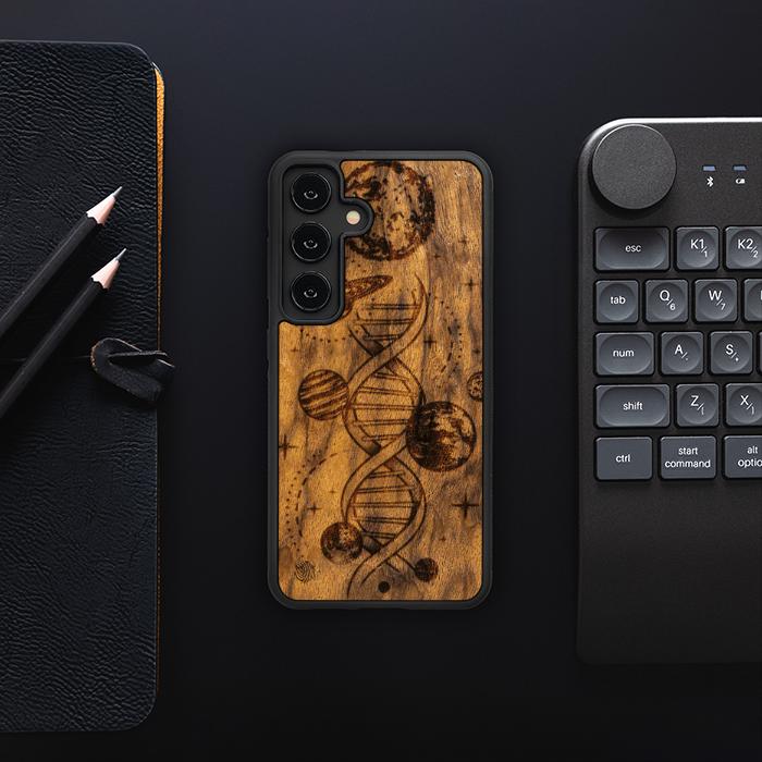 Samsung Galaxy S24 Handyhülle aus Holz - Space DNA (Imbuia)