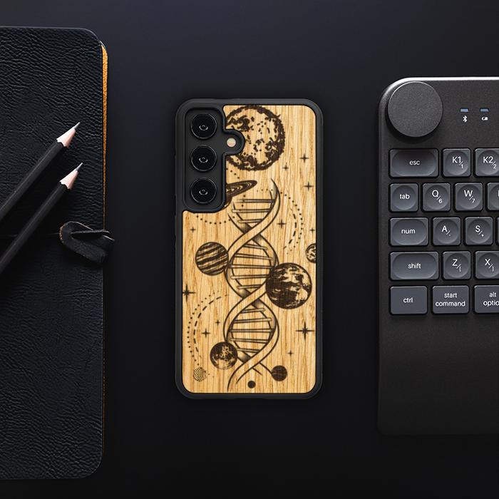 Samsung Galaxy S24 Handyhülle aus Holz - Space DNA (Eiche)