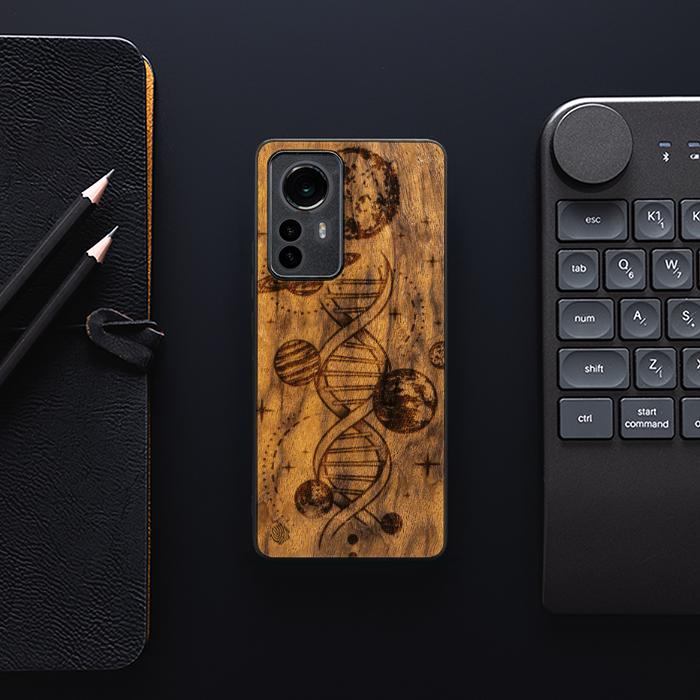 Xiaomi 12 / 12X Handyhülle aus Holz - Space DNA (Imbuia)