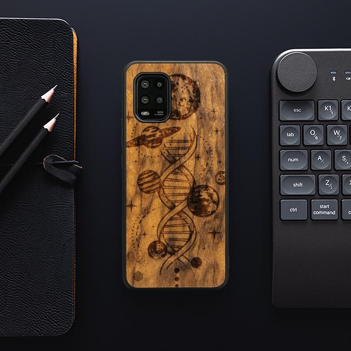 Xiaomi Mi 10 lite Handyhülle aus Holz - Space DNA (Imbuia)
