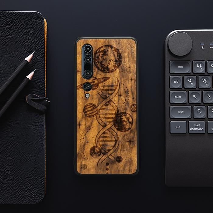 Xiaomi Mi 10 Pro Handyhülle aus Holz - Space DNA (Imbuia)