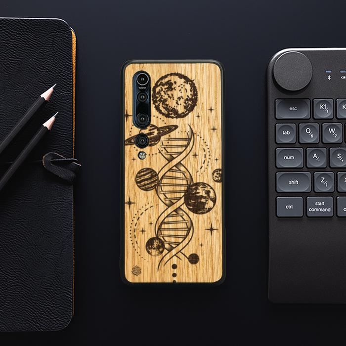 Xiaomi Mi 10 Pro Handyhülle aus Holz - Space DNA (Eiche)