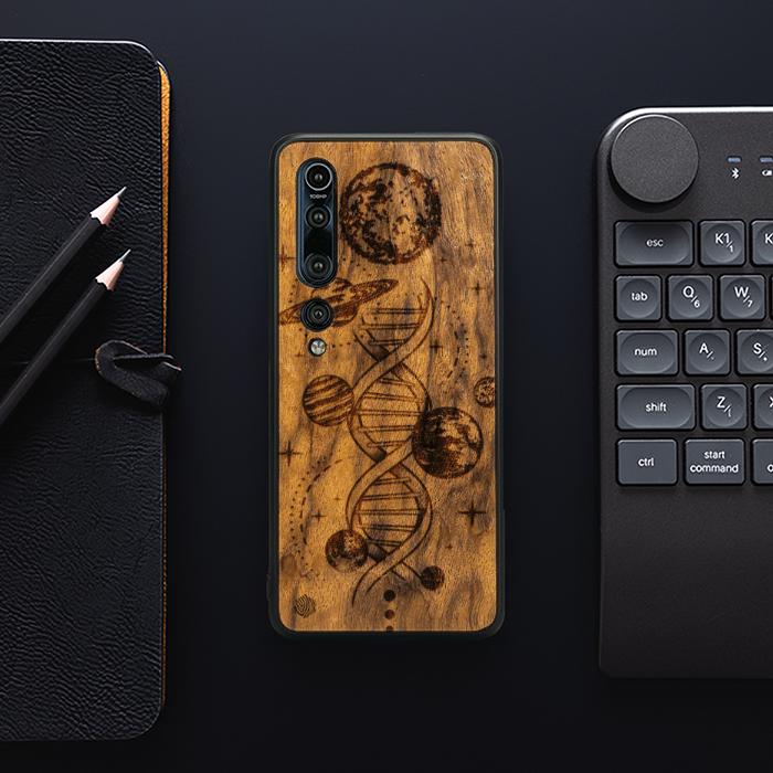 Xiaomi Mi 10 Handyhülle aus Holz - Space DNA (Imbuia)