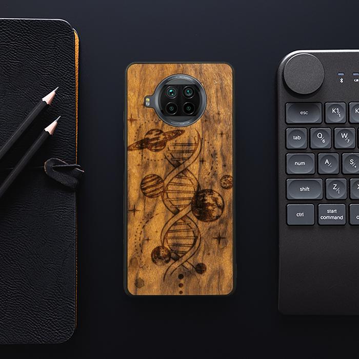 Xiaomi Mi 10T lite Handyhülle aus Holz - Space DNA (Imbuia)