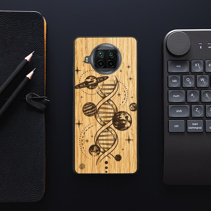 Xiaomi Mi 10T lite Handyhülle aus Holz - Space DNA (Eiche)