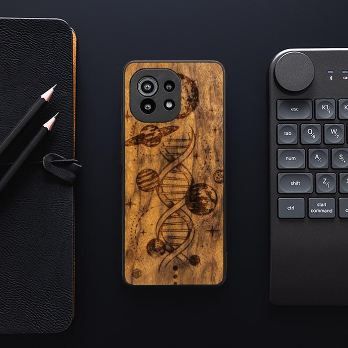 Xiaomi Mi 11 Handyhülle aus Holz - Space DNA (Imbuia)