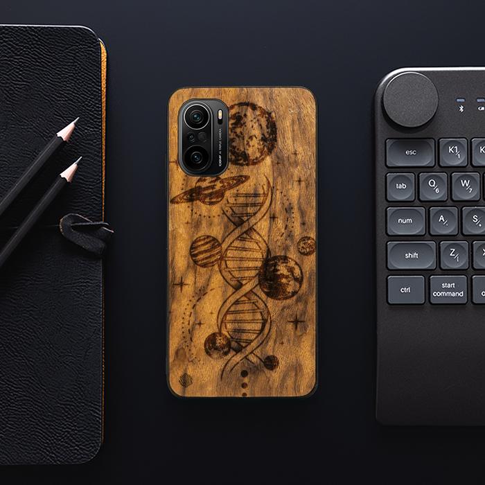 Xiaomi Mi 11i Handyhülle aus Holz - Space DNA (Imbuia)