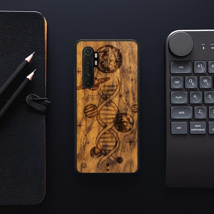 Xiaomi Mi NOTE 10 lite Handyhülle aus Holz - Space DNA (Imbuia)