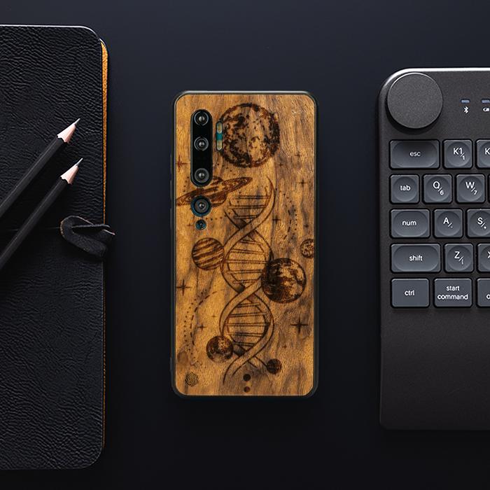 Xiaomi Mi NOTE 10 / 10 Pro Handyhülle aus Holz - Space DNA (Imbuia)