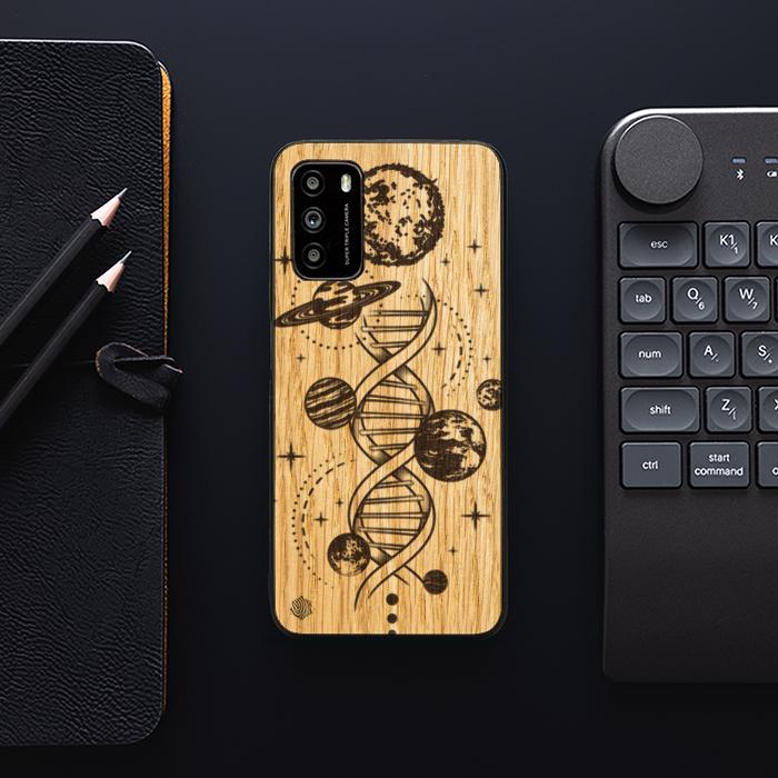 Xiaomi POCO M3 Handyhülle aus Holz - Space DNA (Eiche)
