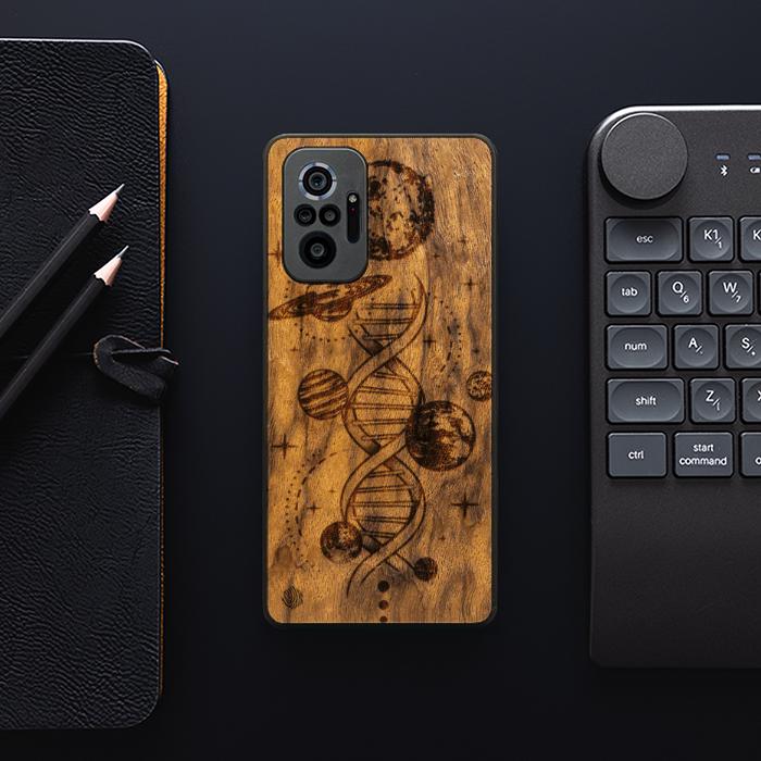 Xiaomi REDMI NOTE 10 Pro Handyhülle aus Holz - Space DNA (Imbuia)