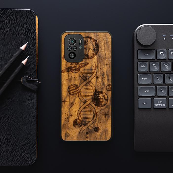 Xiaomi REDMI NOTE 10 Handyhülle aus Holz - Space DNA (Imbuia)