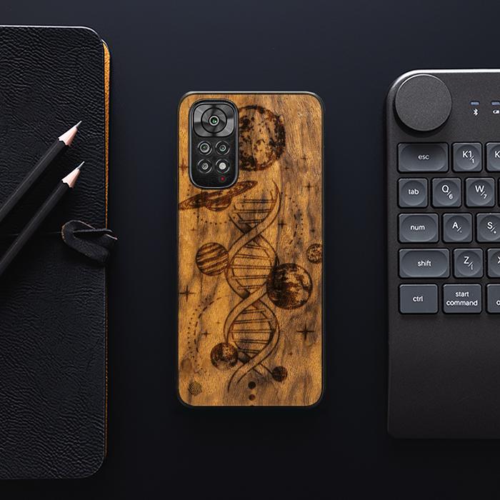 Xiaomi REDMI NOTE 11 / 11S Handyhülle aus Holz - Space DNA (Imbuia)