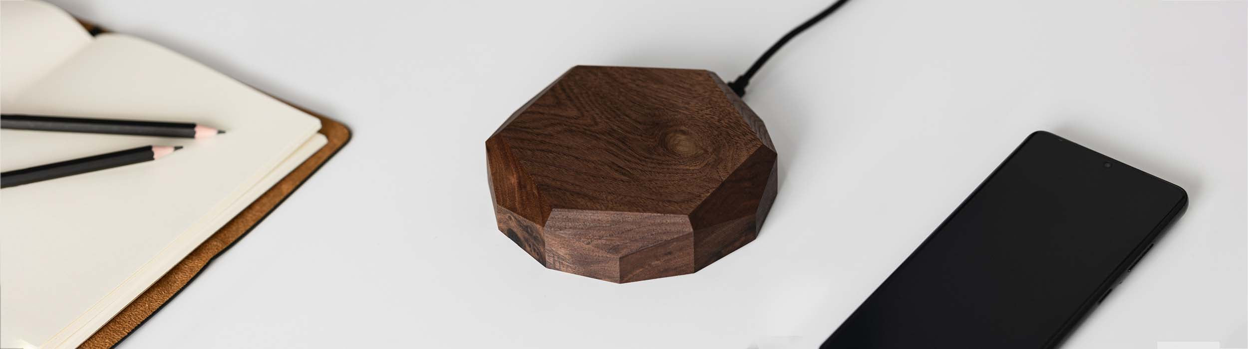 Kabellose Ladegeräte aus Holz - Geometrisch
