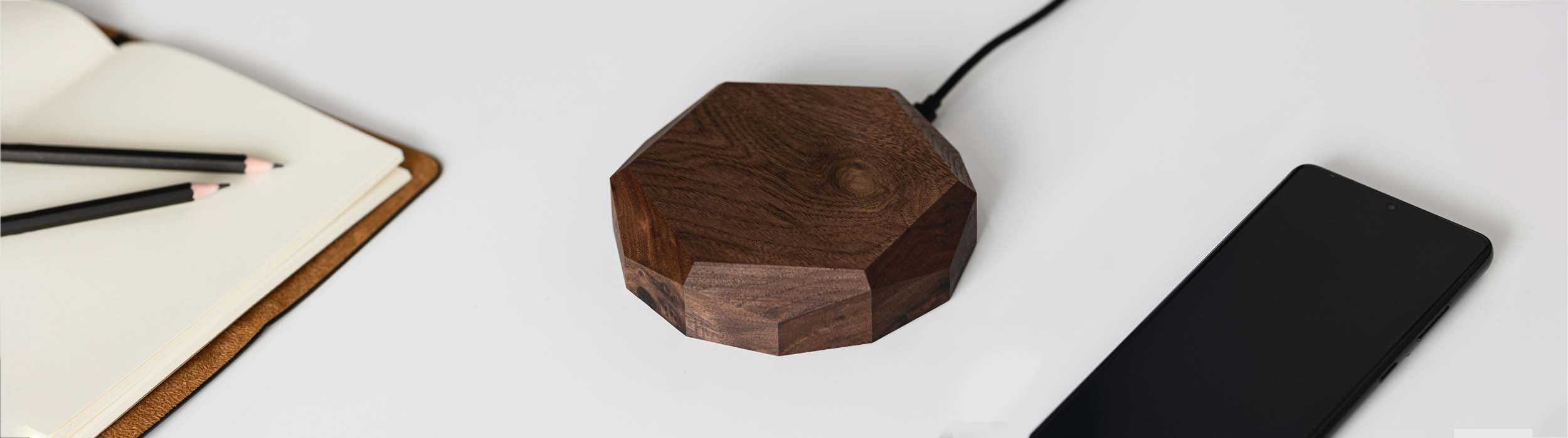 Drewniane ładowarki bezprzewodowe — geometryczne