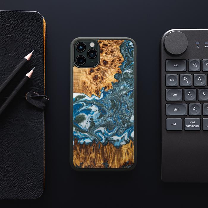 iPhone 11 Pro Max Handyhülle aus Harz und Holz - Synergy#E17