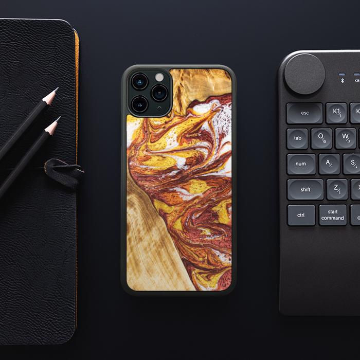 iPhone 11 Pro Max Handyhülle aus Harz und Holz - Synergy#E4