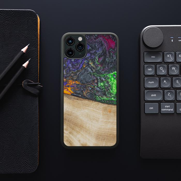 iPhone 11 Pro Max Handyhülle aus Harz und Holz - Synergy#F10