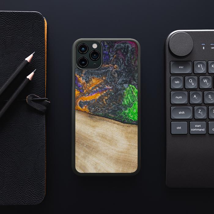 iPhone 11 Pro Max Handyhülle aus Harz und Holz - Synergy#F15