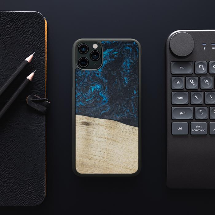 iPhone 11 Pro Max Handyhülle aus Harz und Holz - Synergy#F17