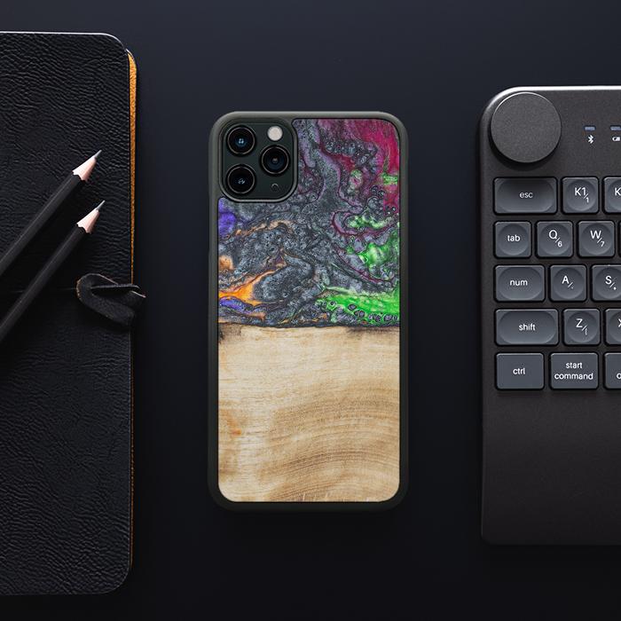 iPhone 11 Pro Max Handyhülle aus Harz und Holz - Synergy#F2