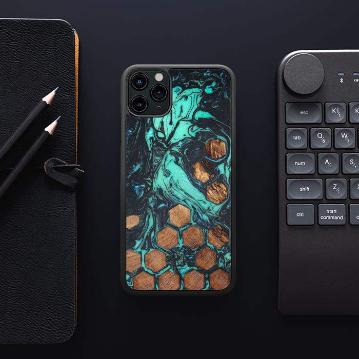 iPhone 11 Pro Max Handyhülle aus Harz und Holz - Synergy#F23