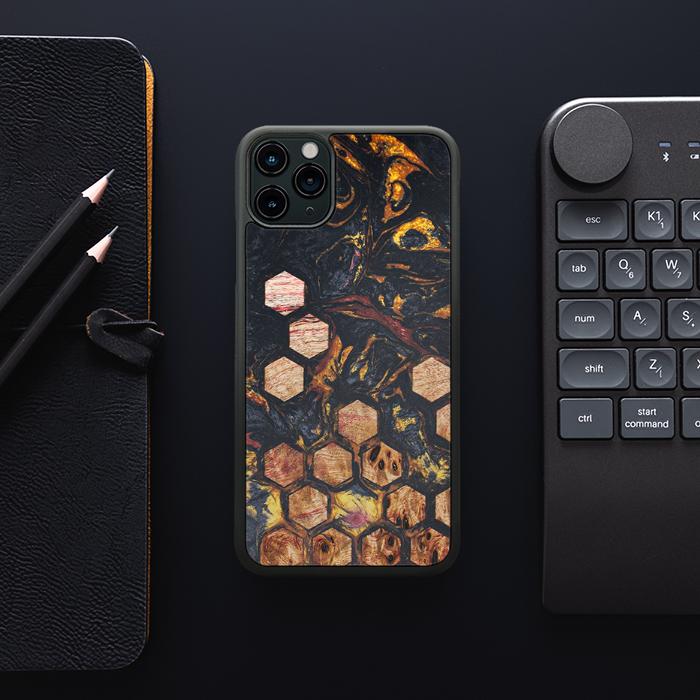 iPhone 11 Pro Max Handyhülle aus Harz und Holz - Synergy#F26