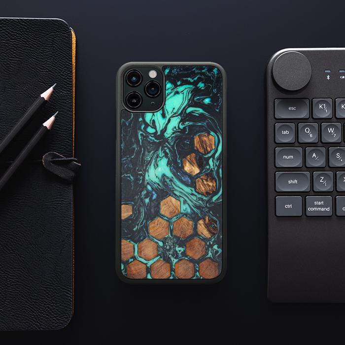 iPhone 11 Pro Max Handyhülle aus Harz und Holz - Synergy#F28