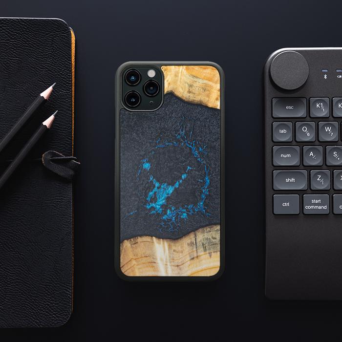 iPhone 11 Pro Max Handyhülle aus Harz und Holz - Synergy#F35