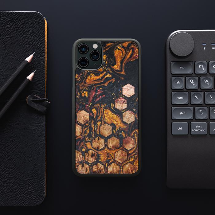 iPhone 11 Pro Max Handyhülle aus Harz und Holz - Synergy#F38