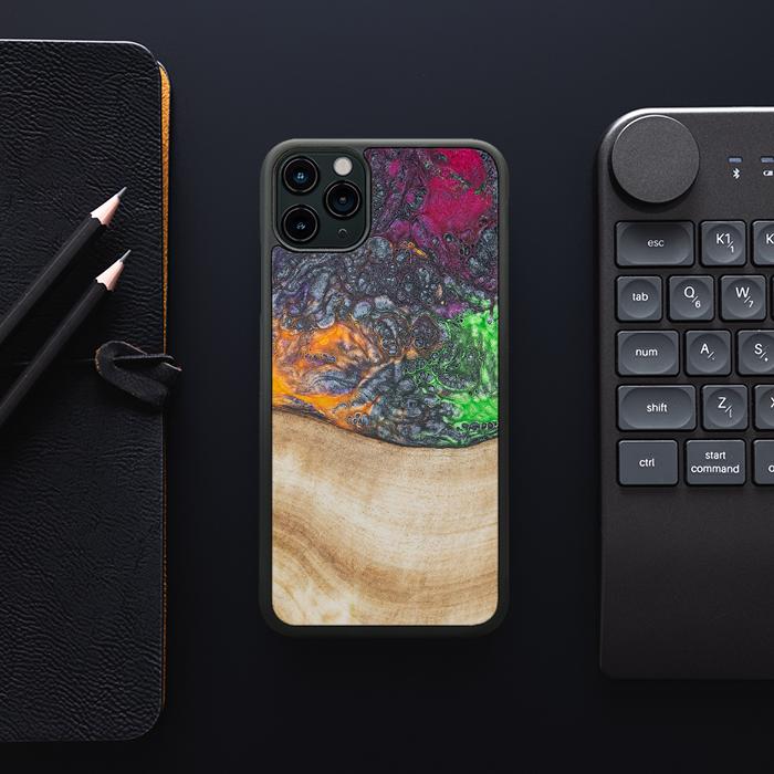iPhone 11 Pro Max Handyhülle aus Harz und Holz - Synergy#F6