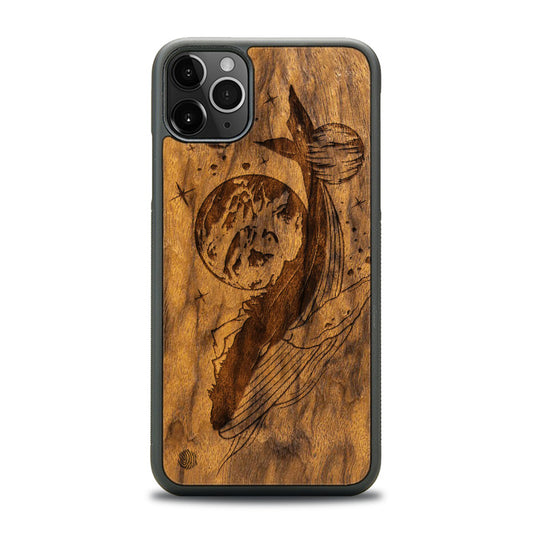 iPhone 11 Pro Max Handyhülle aus Holz - Kosmischer Wal