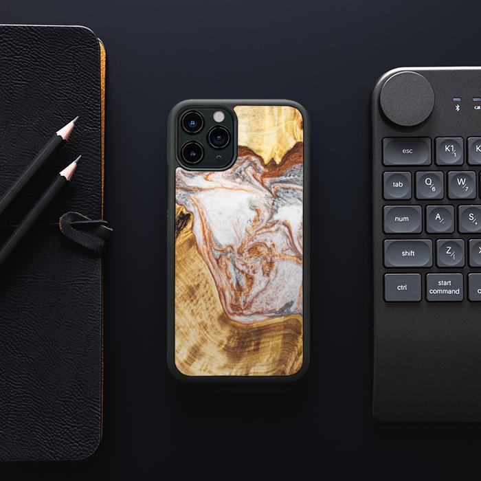 iPhone 11 Pro Handyhülle aus Harz und Holz - Synergy#E5