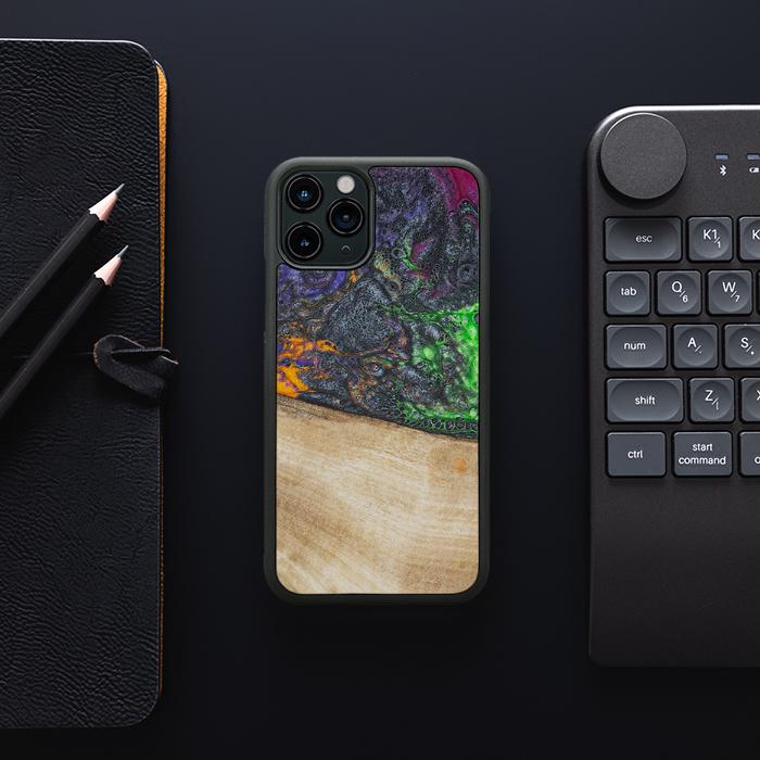 iPhone 11 Pro Handyhülle aus Harz und Holz - Synergy#F10