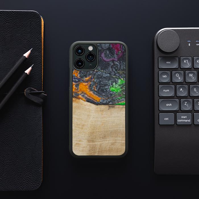 iPhone 11 Pro Handyhülle aus Harz und Holz - Synergy#F16