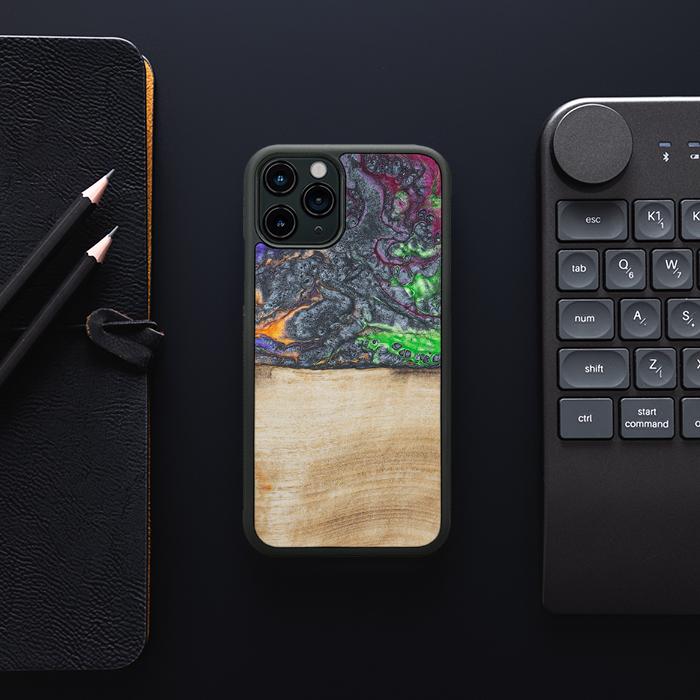 iPhone 11 Pro Handyhülle aus Harz und Holz - Synergy#F2