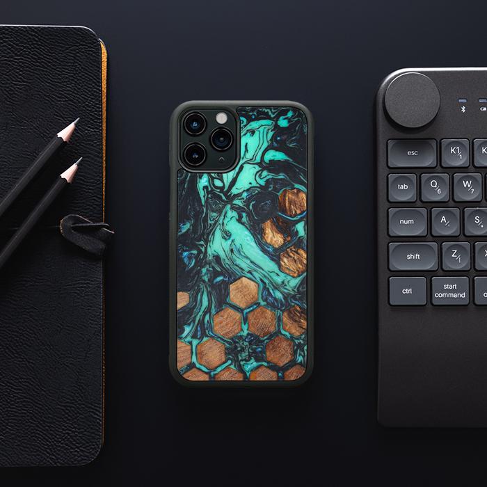 iPhone 11 Pro Handyhülle aus Harz und Holz - Synergy#F23