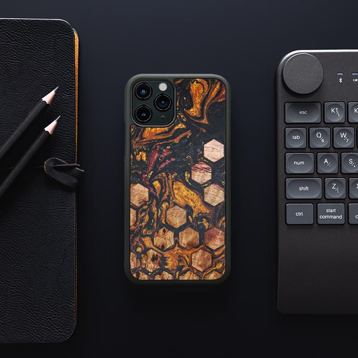 iPhone 11 Pro Handyhülle aus Harz und Holz - Synergy#F38