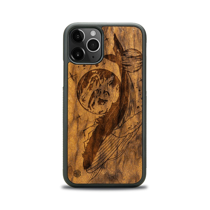 iPhone 11 Pro Handyhülle aus Holz - Kosmischer Wal