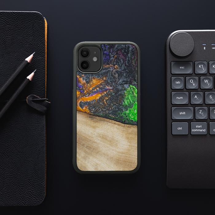 iPhone 11 Handyhülle aus Harz und Holz - Synergy#F15