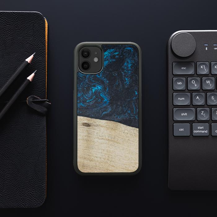 iPhone 11 Handyhülle aus Harz und Holz - Synergy#F17