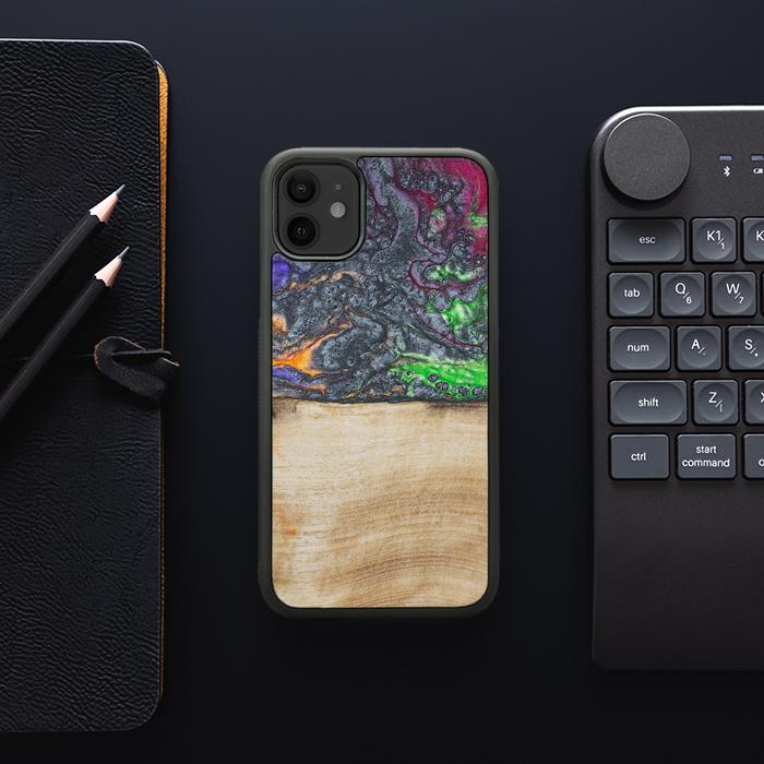 iPhone 11 Handyhülle aus Harz und Holz - Synergy#F2